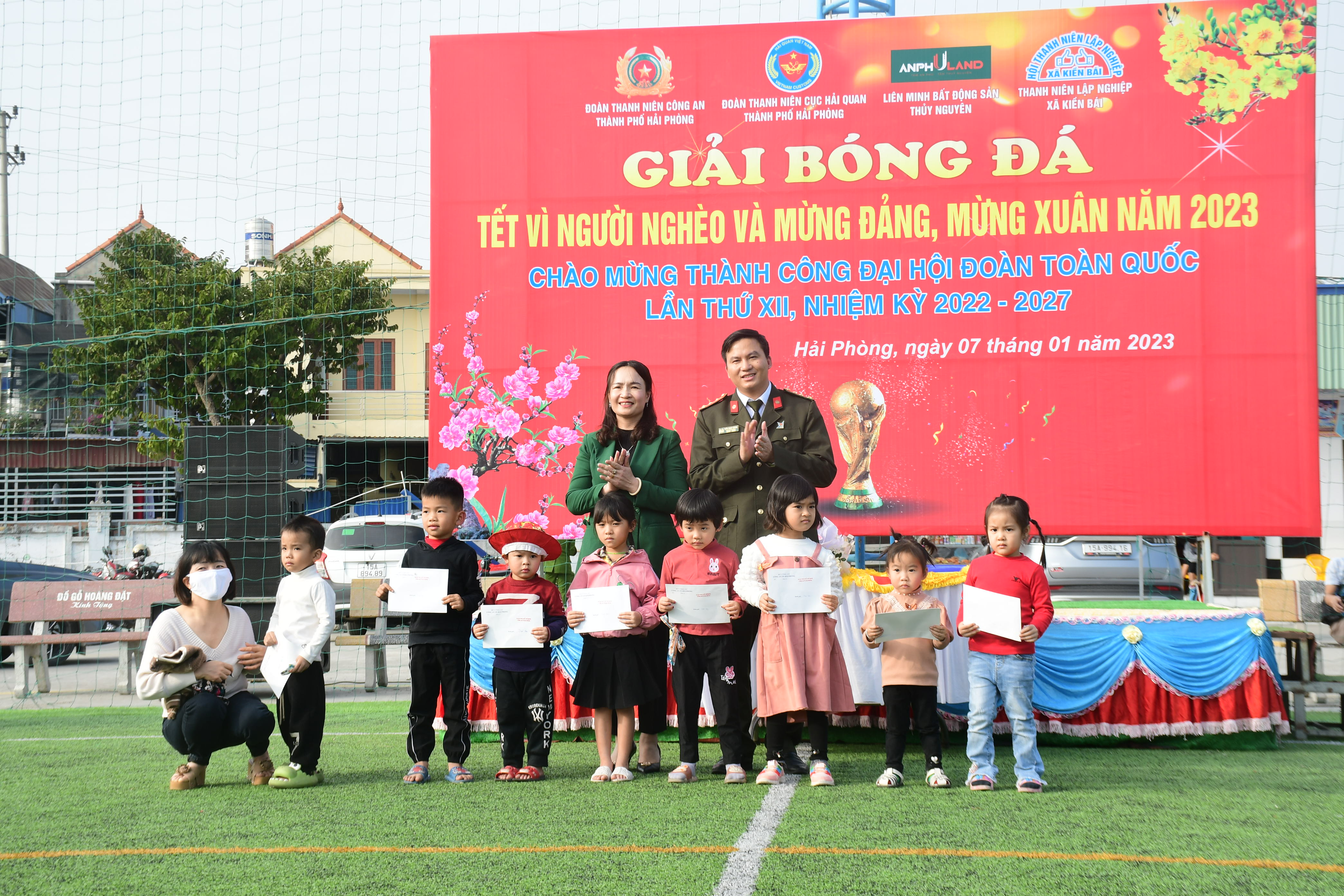 Tổ chức giải bóng đá kết hợp tặng 40 suất quà cho học sinh, gia đình khó khăn trên địa bàn xã Kiền Bái (Thủy Nguyên)